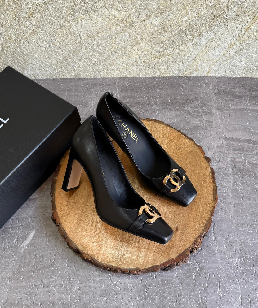 Chanel Pumps in Black Calfskin