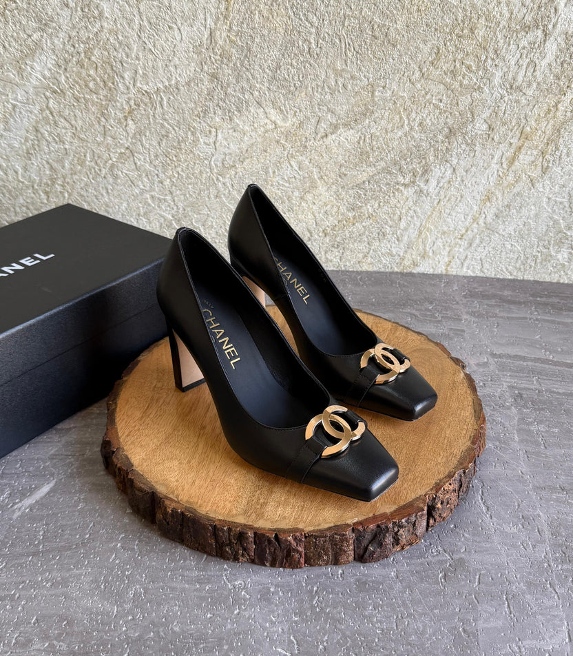 Chanel Pumps in Black Calfskin