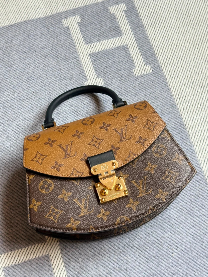 Louis Vuitton Tilsitt Handbag